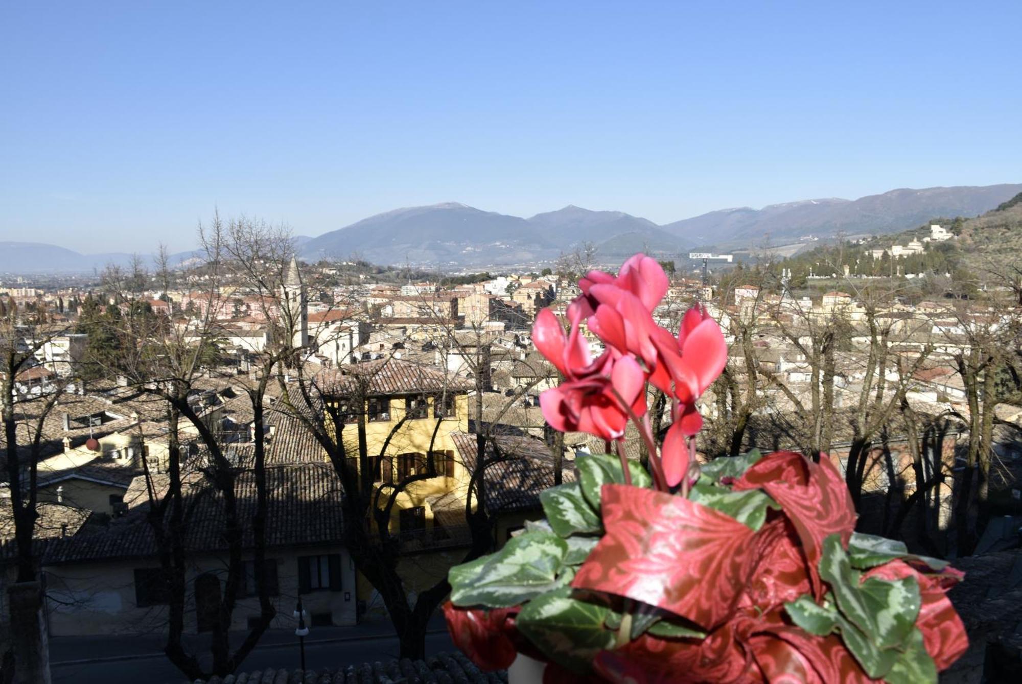 Le Mura Antiche Spoleto Esterno foto